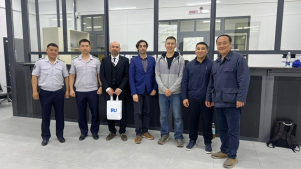 Kyrgyz customs officers, the IRU, AIRTO KR and UNECE after starting the first eTIR operation from Kyrgyzstan to Tajikistan